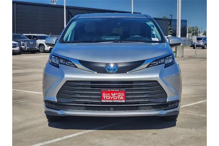 $38961 : Toyota Sienna 2025 LE 8-Pass image 2