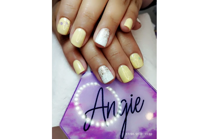 Manicurista colombiana image 2