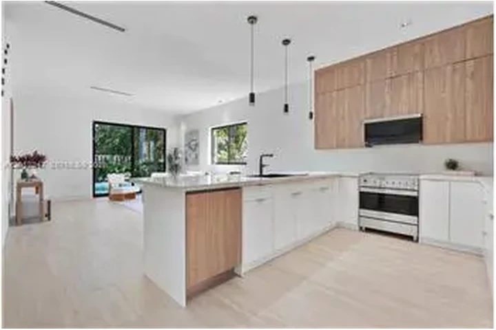 $8500 : Rental property with 4 bedro image 4