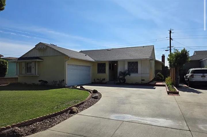 $2900 : This Craftsman home image 1