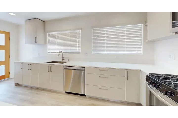 $4550 : Beautiful 4 bedroom apartment image 7