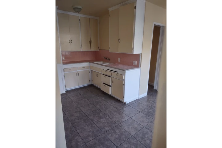 $1800 : Huntington Park Apt image 1