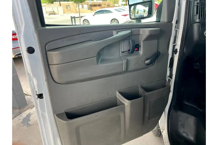 2015 Express G3500 139" image 10