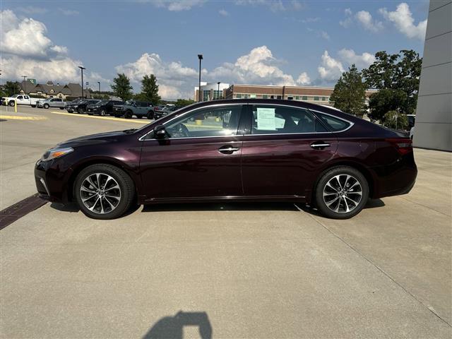 $27570 : 2018 Avalon XLE Premium Sedan image 2