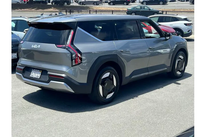 $35200 : 2024 EV9 Light Standard RWD image 5