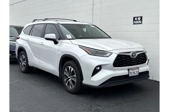 $36807 : Toyota Highlander 2024 LE 4d image 3