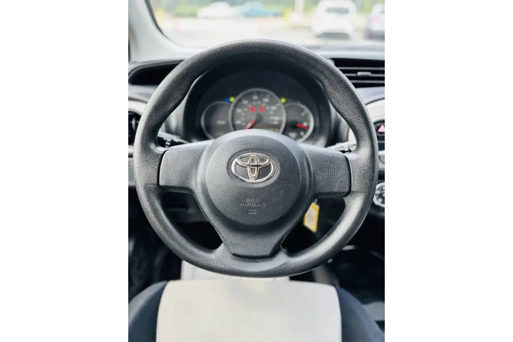 2012 Yaris 5-Door SE image 10