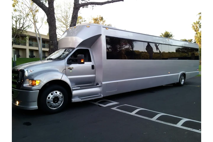Party bus y Limousine image 2
