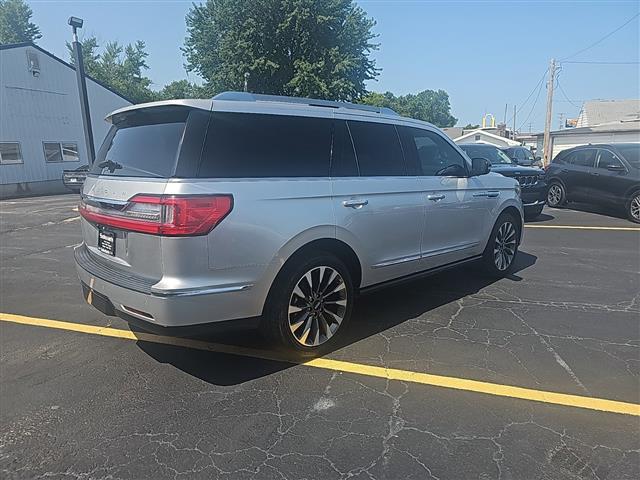 $30550 : 2019 Navigator Select SUV V-6 image 4