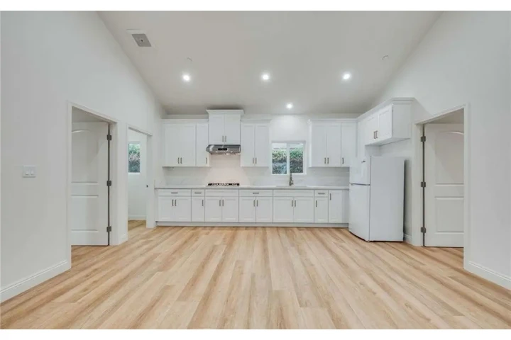 $2100 : 2 Bed House in West Adams Blvd image 2