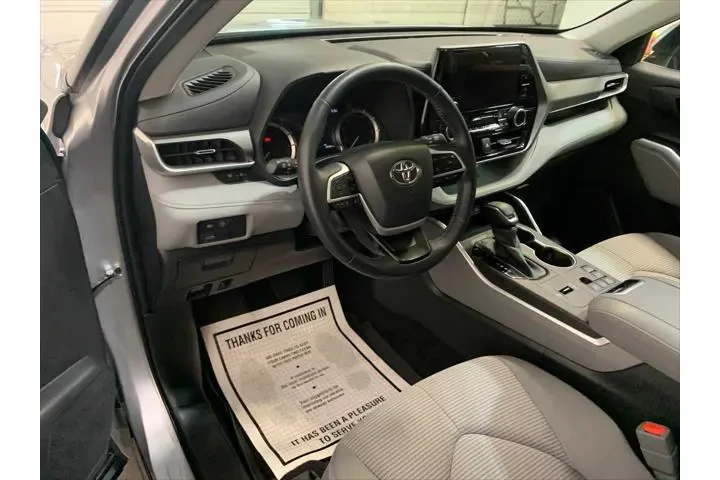 $32489 : Toyota Highlander 2023 L 4dr image 10