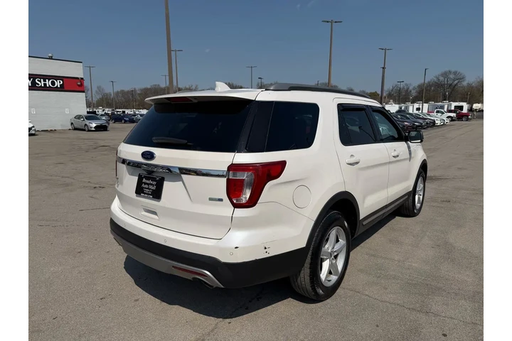 2016 Explorer XLT image 2