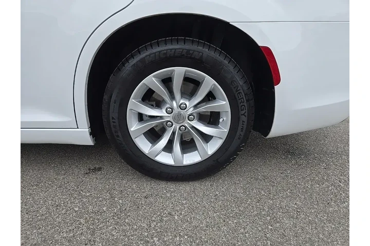 $28998 : Chrysler 300 2023 Touring 4d image 10