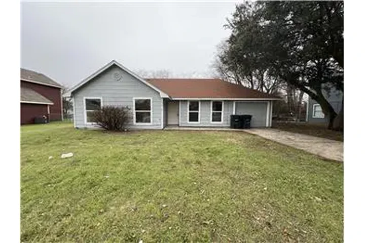 $1050 : Rental property with 3 bedro image 2