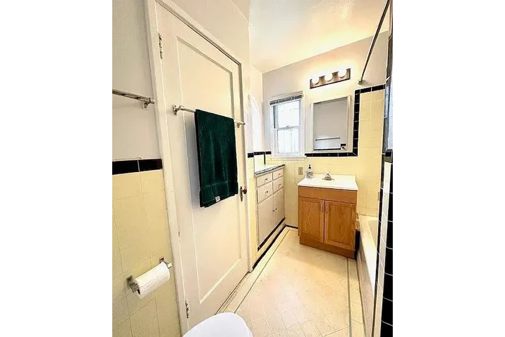 $900 : casa de un solo piso al frente image 5