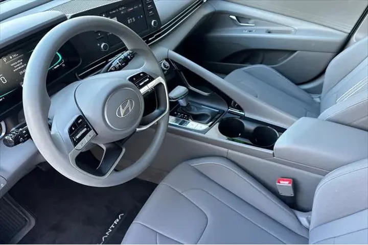 $22990 : Hyundai ELANTRA Hybrid 2025 image 10