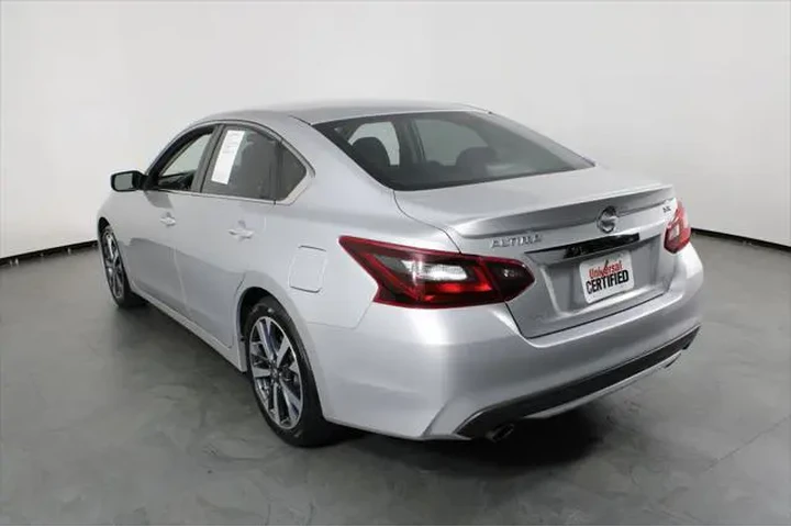 $9732 : Nissan Altima 2017 2.5 SR 4d image 3