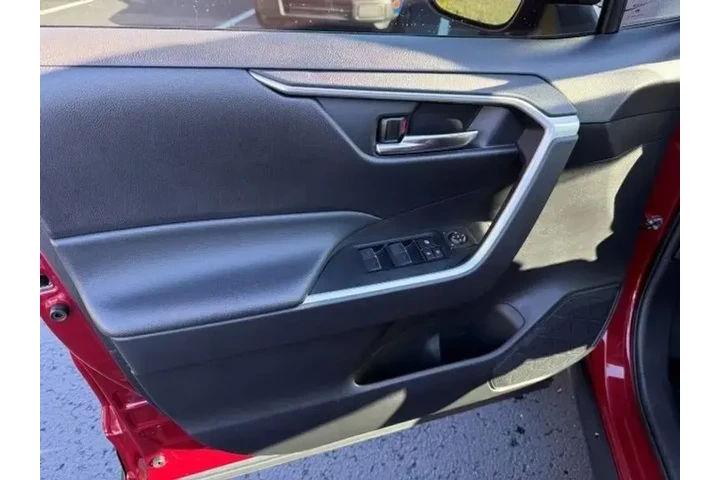 $33000 : Toyota RAV4 2022 AWD XLE Pre image 9