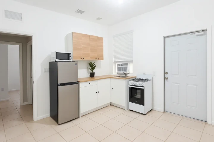 $1380 : Efficiency studio image 2