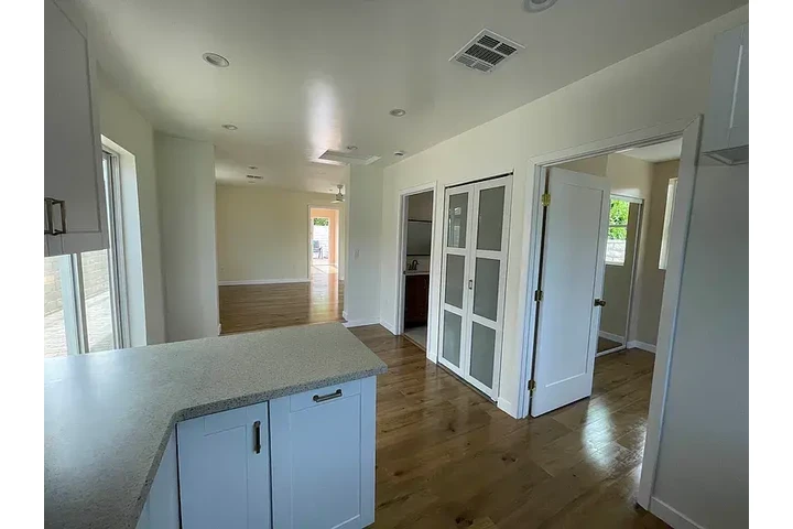 $2000 : Charming 2bed for rent in LA image 8