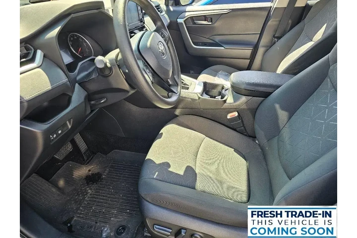 $28575 : Toyota RAV4 2021 AWD XLE 4dr image 4