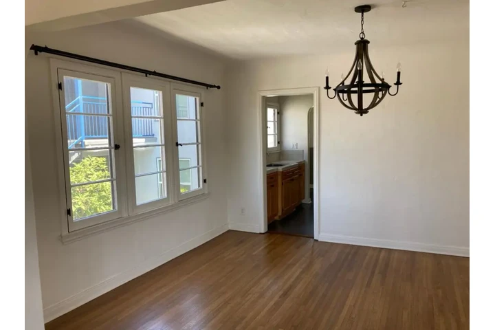 $1950 : 2 BEDROOM APT IN LOS ANGELES image 3