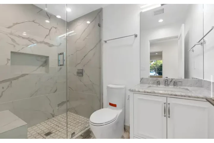 $2465 : 3Bedroom House in S Hoover St image 6