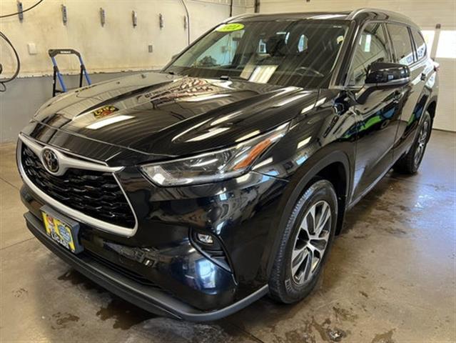 $37995 : 2021 Highlander XLE image 2