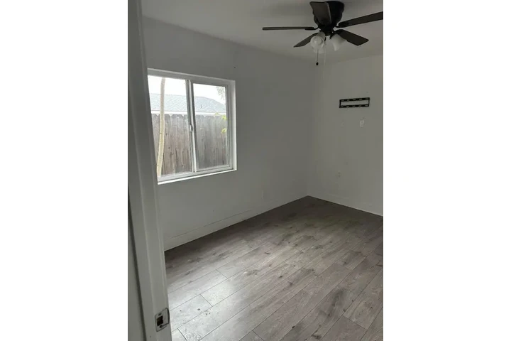 $900 : Cuarto de renta, este de L.A image 1