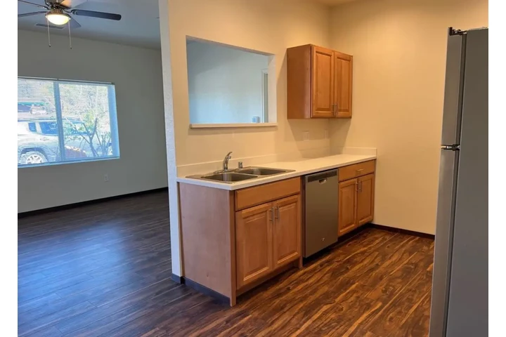 $1050 : Rent image 3