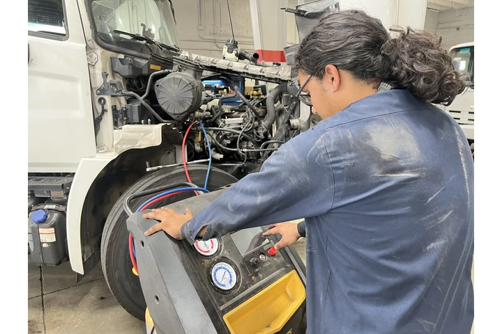 Técnico en a/c automotriz image 1