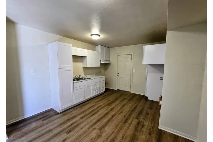 $1000 : Spacious 4-bedroom 2-bath Home image 2