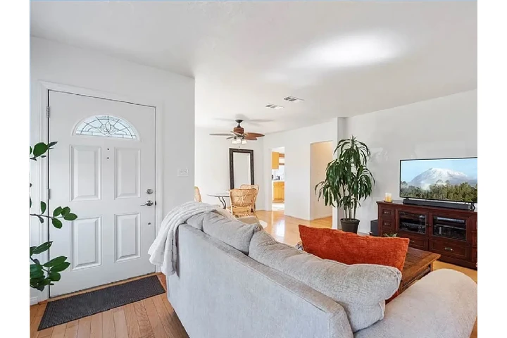$1000 : freshly painted Newly home image 2