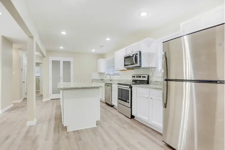 $1245 : Your Dream Apartment Available image 3