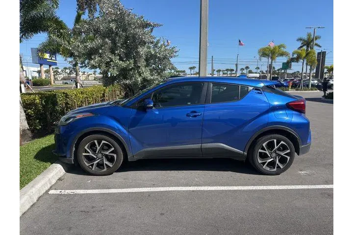 $13607 : Toyota C-HR 2020 XLE 4dr Cro image 3