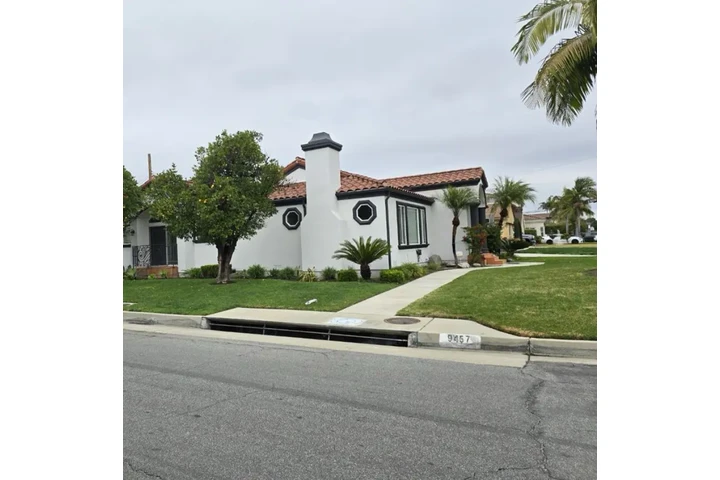 $2500 : 3 Bed 2 Bath in Degnan Blvd LA image 1