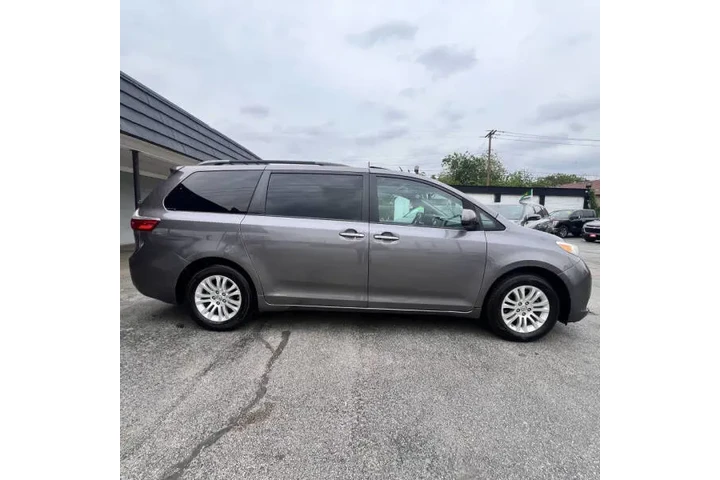 $16999 : 2015 Sienna XLE 8-Passenger image 7