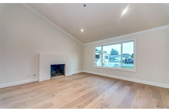$2550 : 3 Bedroom in Koreatown, LA image 2