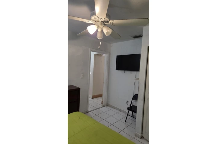 $900 : Cuarto todo incluido Kendall image 8