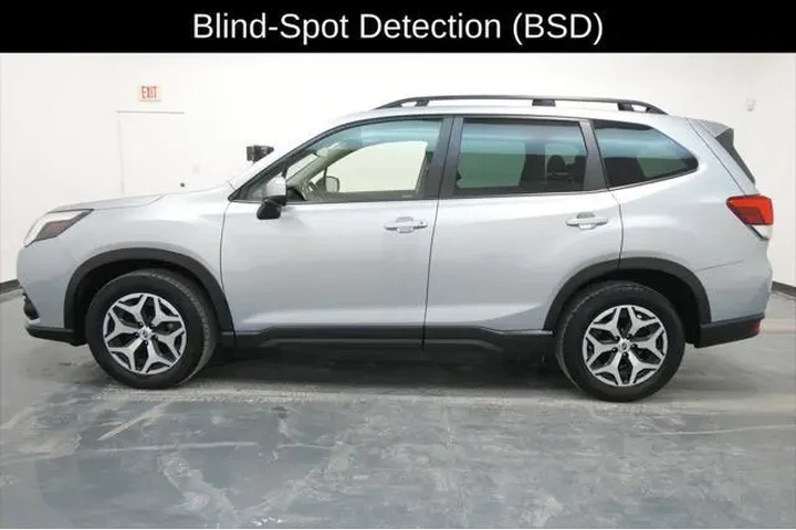 $26313 : Subaru Forester 2023 AWD Pre image 4