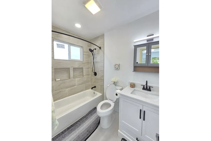 $2500 : 3Bed 2Bath House in Compton image 8