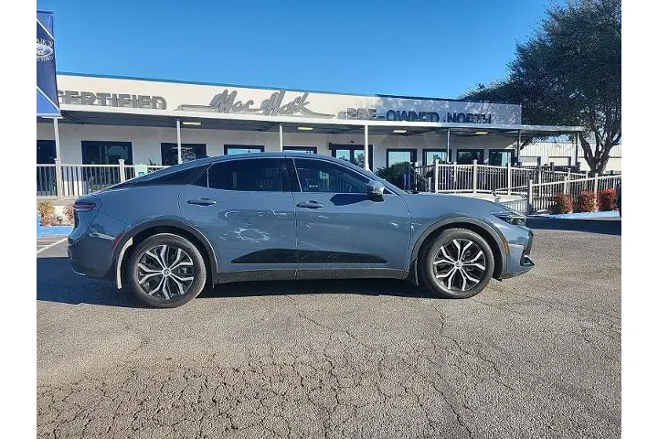 $35998 : Toyota Crown 2025 AWD XLE 4d image 2