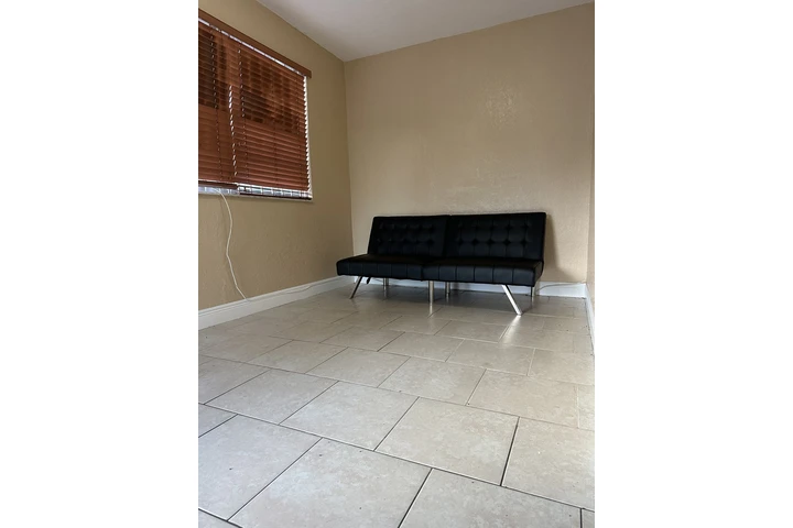 $1700 : Renta efficiency /  un cuarto image 6