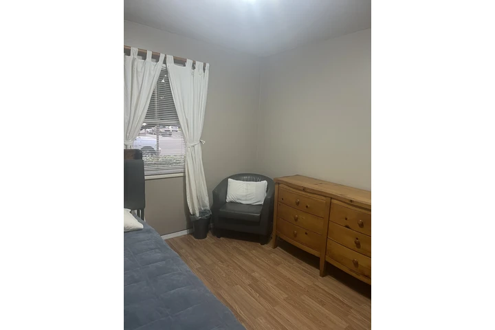 $1100 : Cuarto De Renta image 3