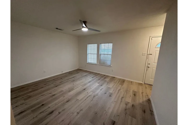 $800 : Beautiful craftsman style home image 3