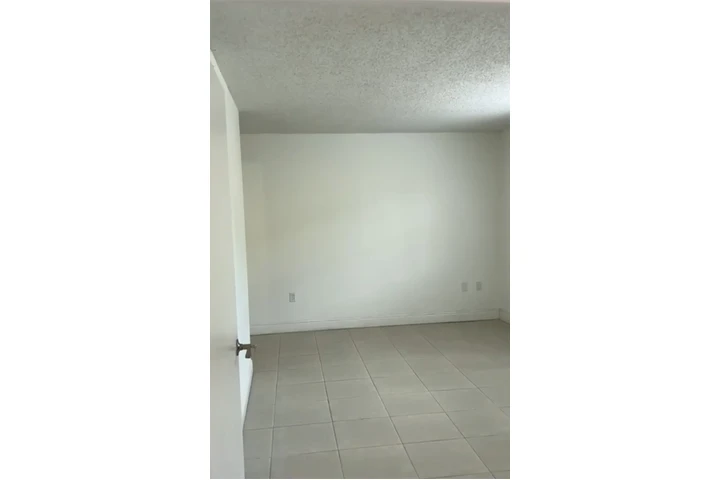 $2350 : Kendall first Floor For Rent image 9