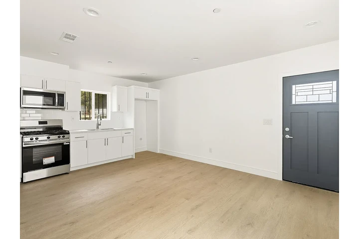 $2395 : Beautiful Home 2B/1B image 3