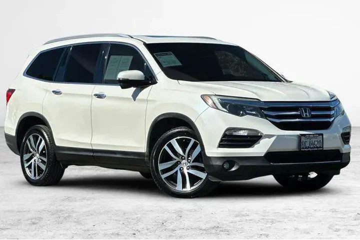 $17690 : Honda Pilot 2017 AWD Touring image 1