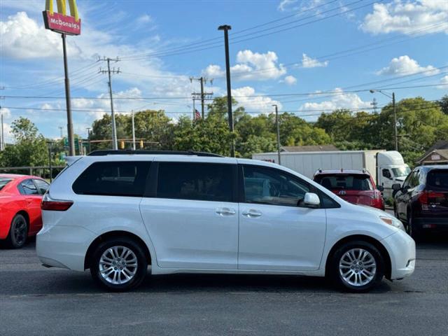 2015 Sienna XLE 8-Passenger image 7