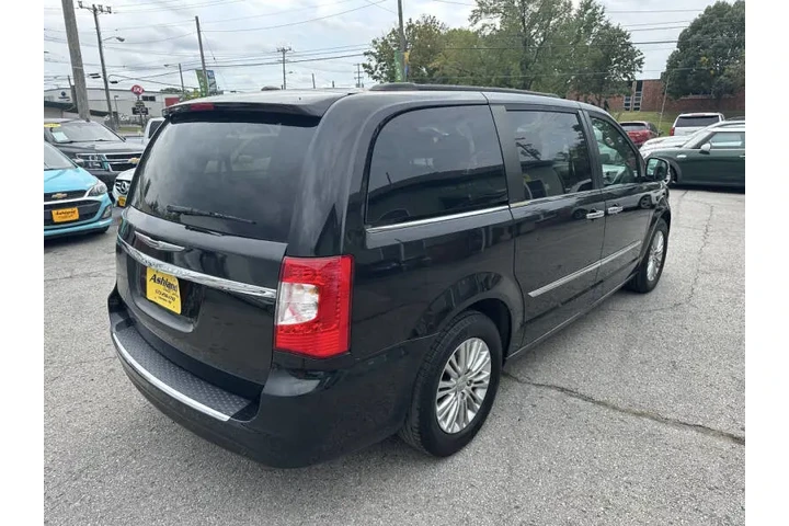 $8900 : 2015 Town and Country Touring image 6